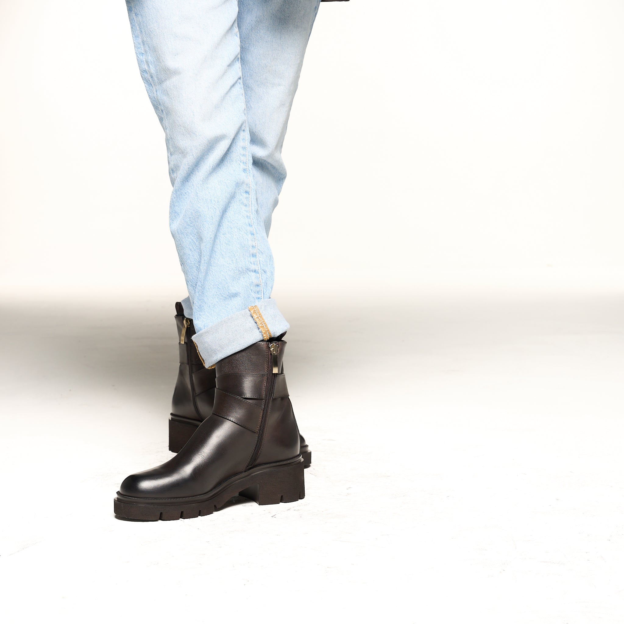 Stivaletto in vitello con cinturino - Modello 7021